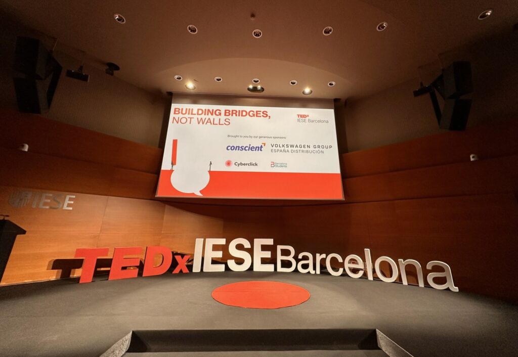 Escenario de TEDx IESE Barcelona con el punto rojo antes de que empiecen los ponentes